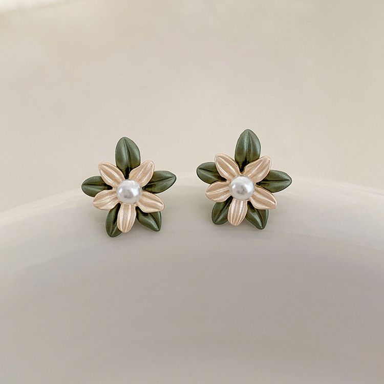 Basic Flower Alloy Inlay Pearl Women's Ear Studs display picture 3