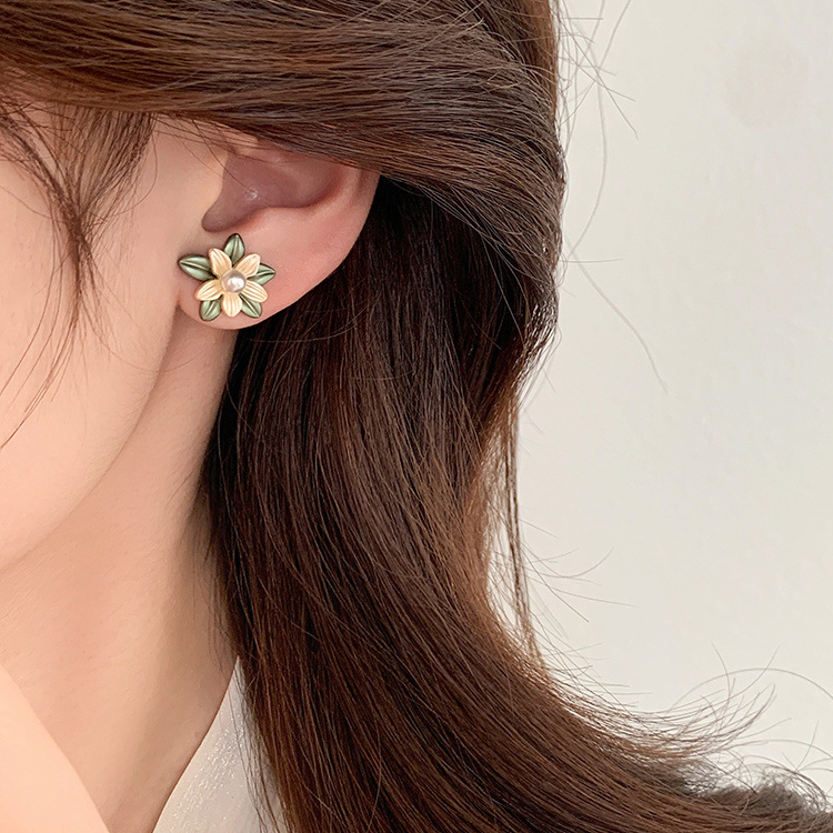 Basic Flower Alloy Inlay Pearl Women's Ear Studs display picture 5