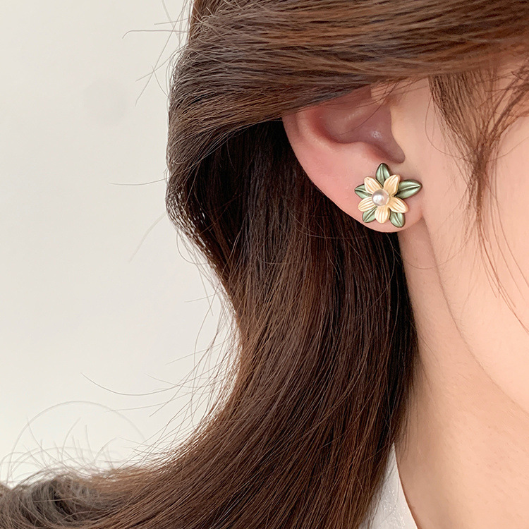 Basic Flower Alloy Inlay Pearl Women's Ear Studs display picture 4