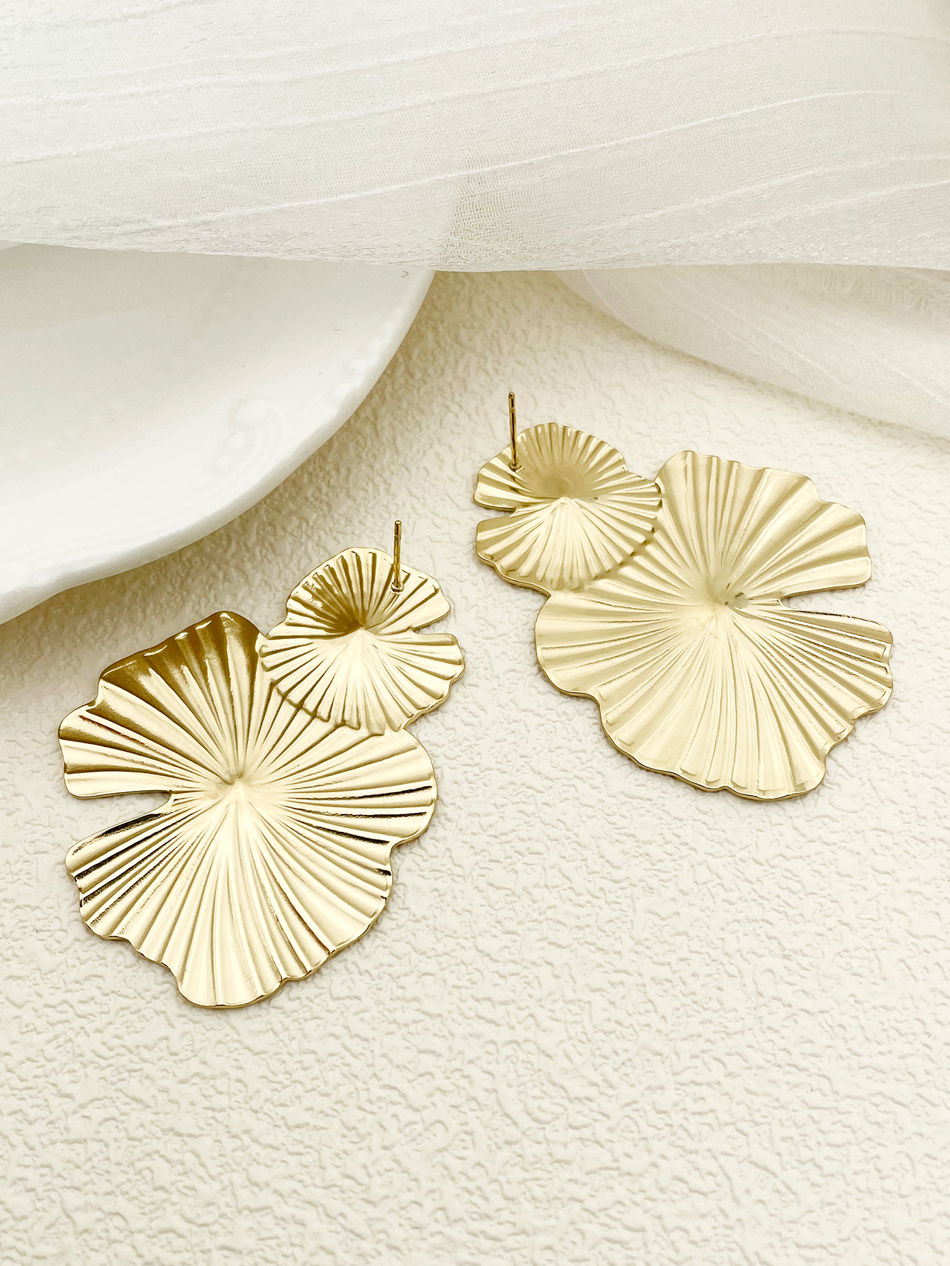1 Pair Chinoiserie Vintage Style Artistic Lotus Leaf Polishing Plating 304 Stainless Steel 14K Gold Plated Ear Studs display picture 2