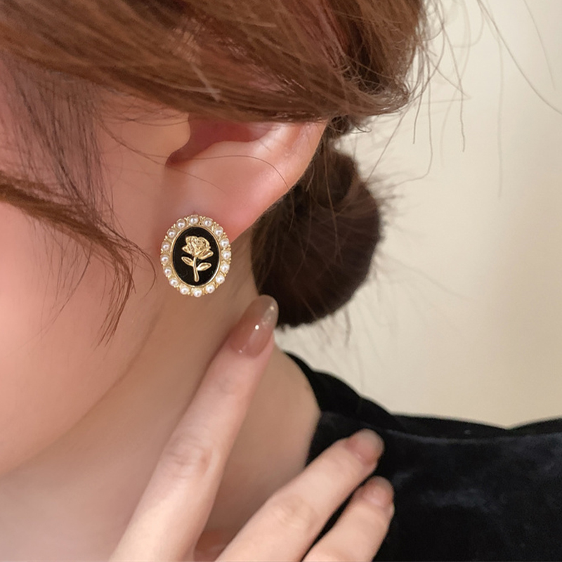 Korean Style Flower Alloy Inlay Artificial Pearls Women's Ear Studs display picture 1