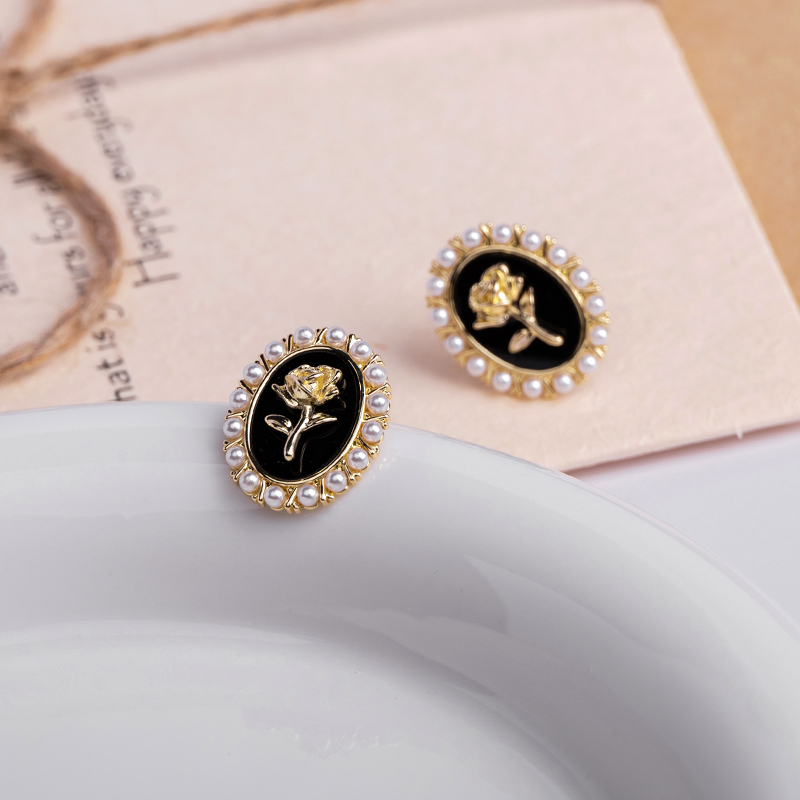Korean Style Flower Alloy Inlay Artificial Pearls Women's Ear Studs display picture 10