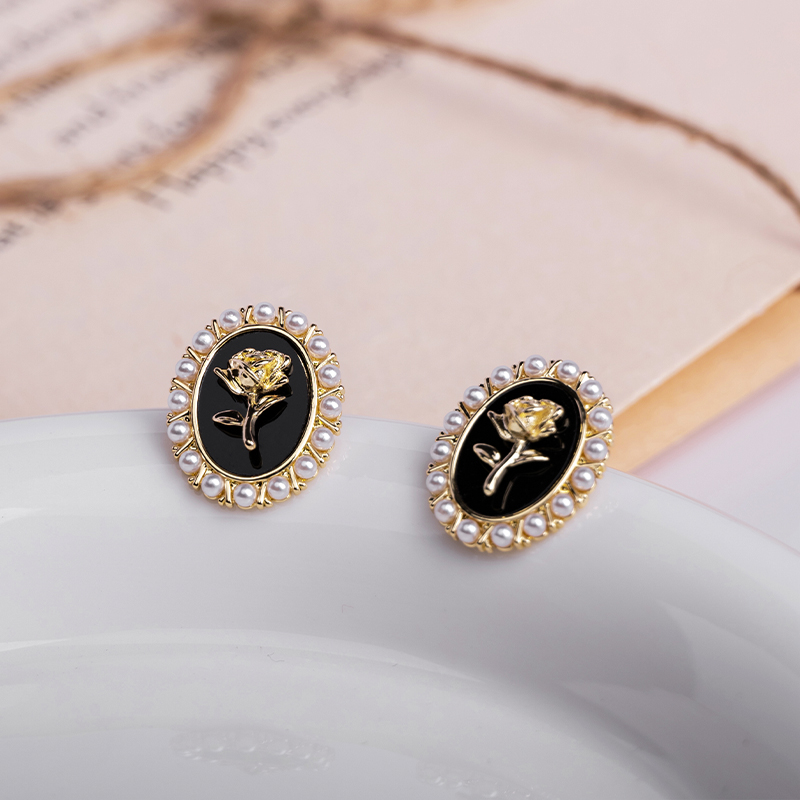 Korean Style Flower Alloy Inlay Artificial Pearls Women's Ear Studs display picture 14
