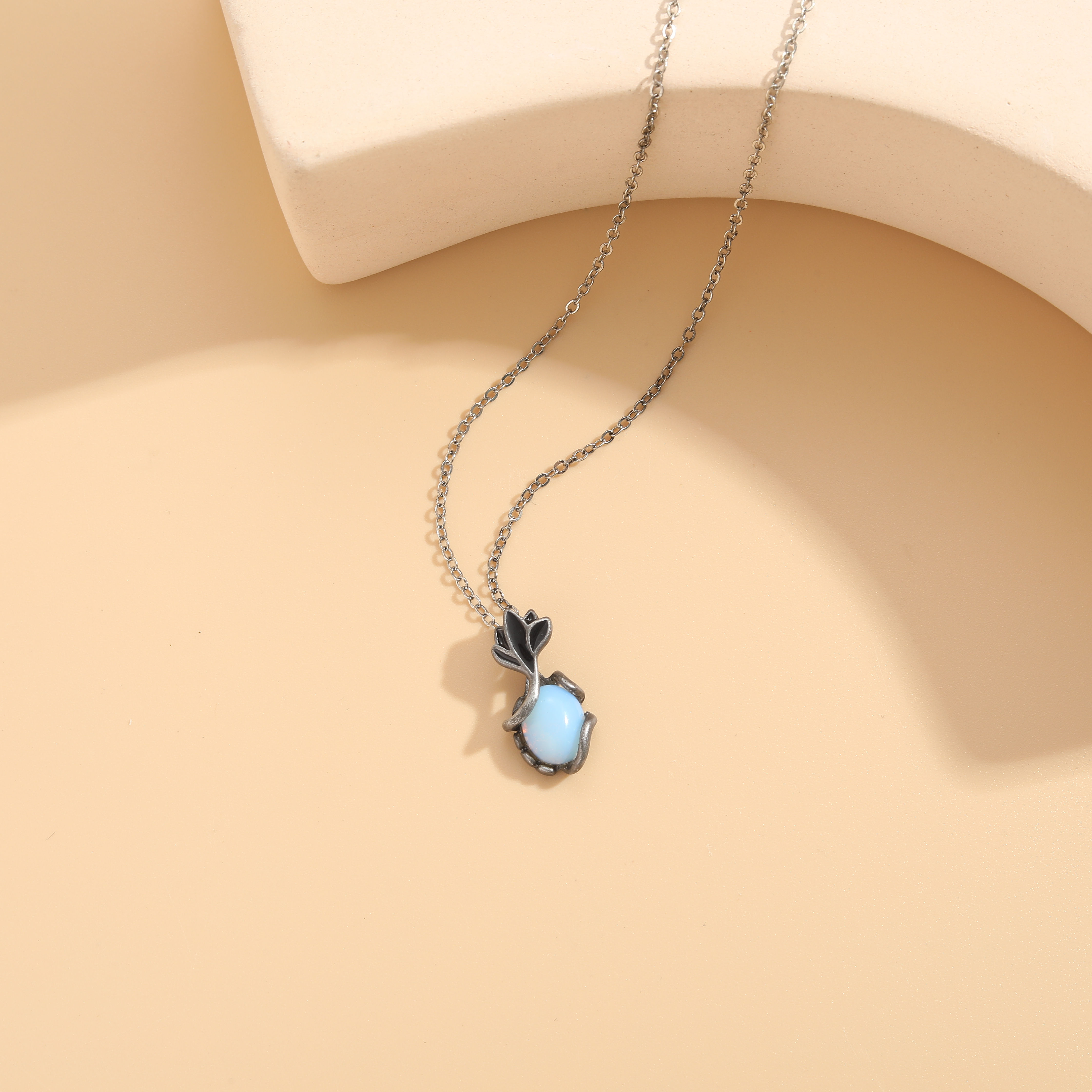 Vintage Style Leaf Moon Water Droplets Alloy Enamel Inlay Natural Stone Women's Pendant Necklace display picture 1