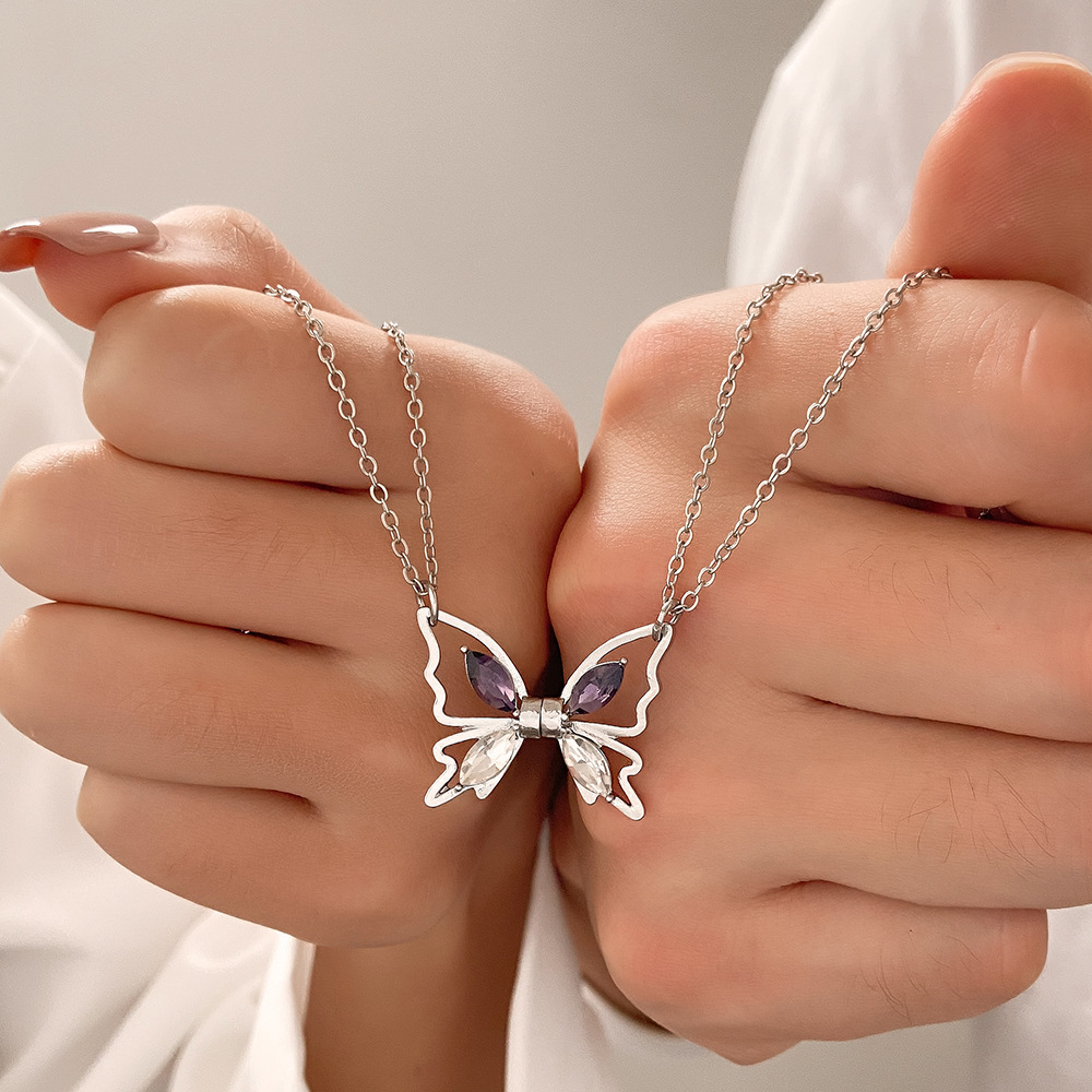 Großhandel Schmuck Ferien Moderner Stil Süss Schmetterling Legierung Strasssteine Inlay Halskette Mit Anhänger display picture 1