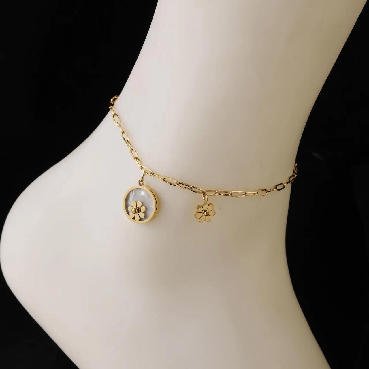 Wholesale Elegant Artistic Four Leaf Clover Flower Butterfly Titanium Steel Plating Inlay 18k Gold Plated Shell Anklet Necklace display picture 4