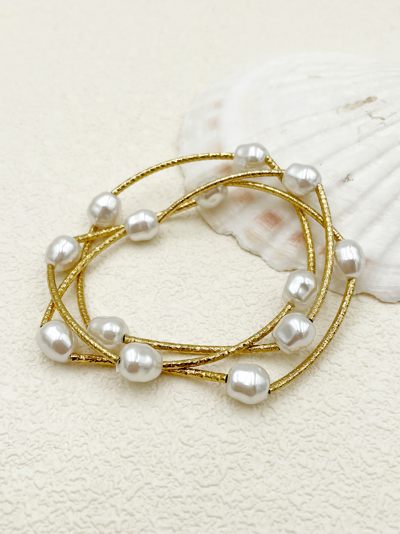 Elegant Classical Romantic Irregular Round 304 Stainless Steel 14K Gold Plated Shell Bracelets In Bulk display picture 3