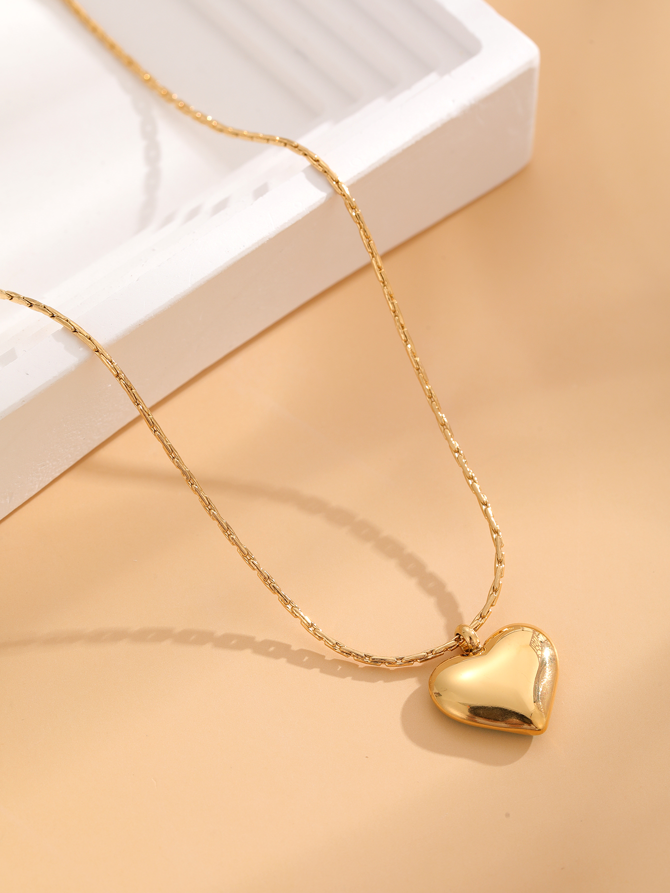 304 Stainless Steel 18K Gold Plated Retro Sweet Classic Style Enamel Plating Heart Shape Resin Pendant Necklace display picture 2