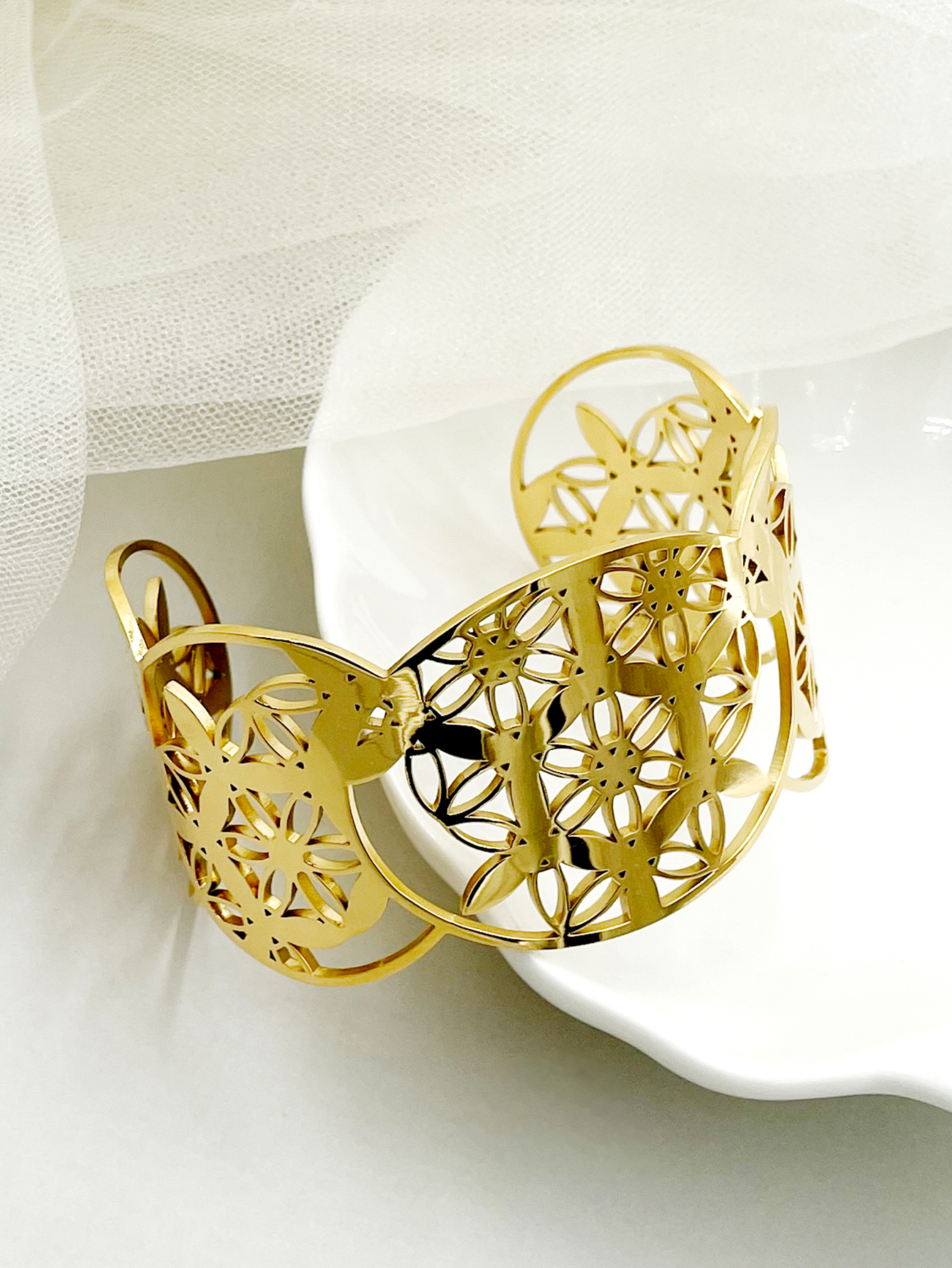 Retro French Style Flower 304 Stainless Steel 14K Gold Plated Bangle In Bulk display picture 2