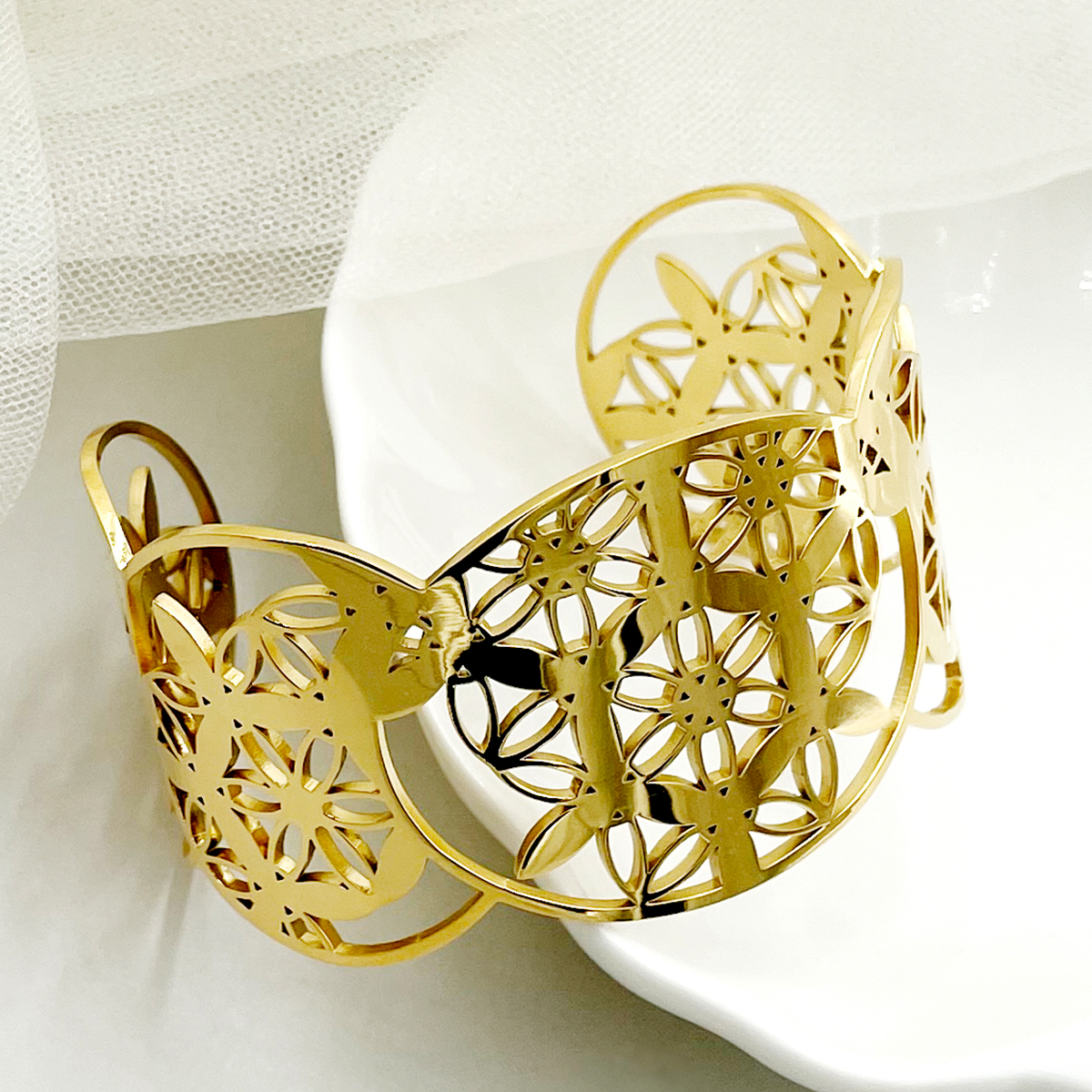 Retro French Style Flower 304 Stainless Steel 14K Gold Plated Bangle In Bulk display picture 4