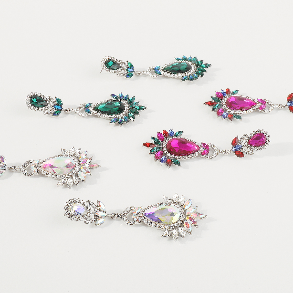 Elegant Vintage Style Shiny Geometric Alloy Inlay Rhinestones Women's Drop Earrings display picture 1