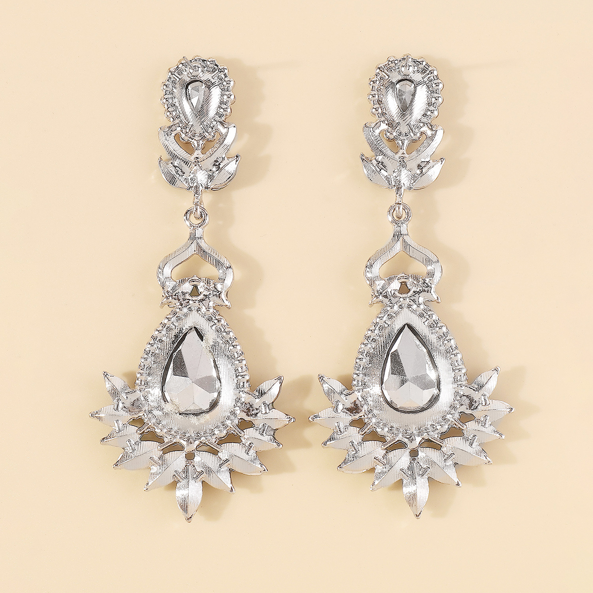 Elegant Vintage Style Shiny Geometric Alloy Inlay Rhinestones Women's Drop Earrings display picture 8