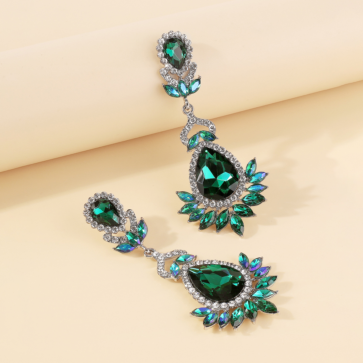 Elegant Vintage Style Shiny Geometric Alloy Inlay Rhinestones Women's Drop Earrings display picture 17