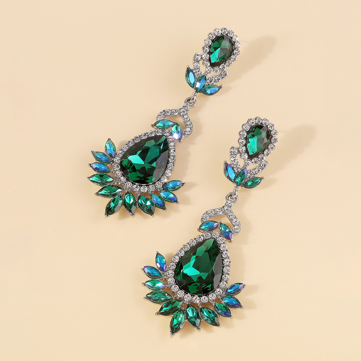 Elegant Vintage Style Shiny Geometric Alloy Inlay Rhinestones Women's Drop Earrings display picture 18