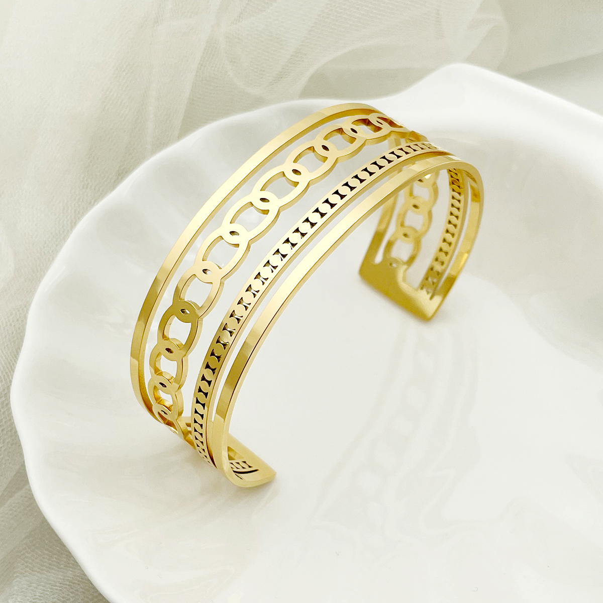 Lady French Style Solid Color 304 Stainless Steel 14K Gold Plated Bangle In Bulk display picture 1