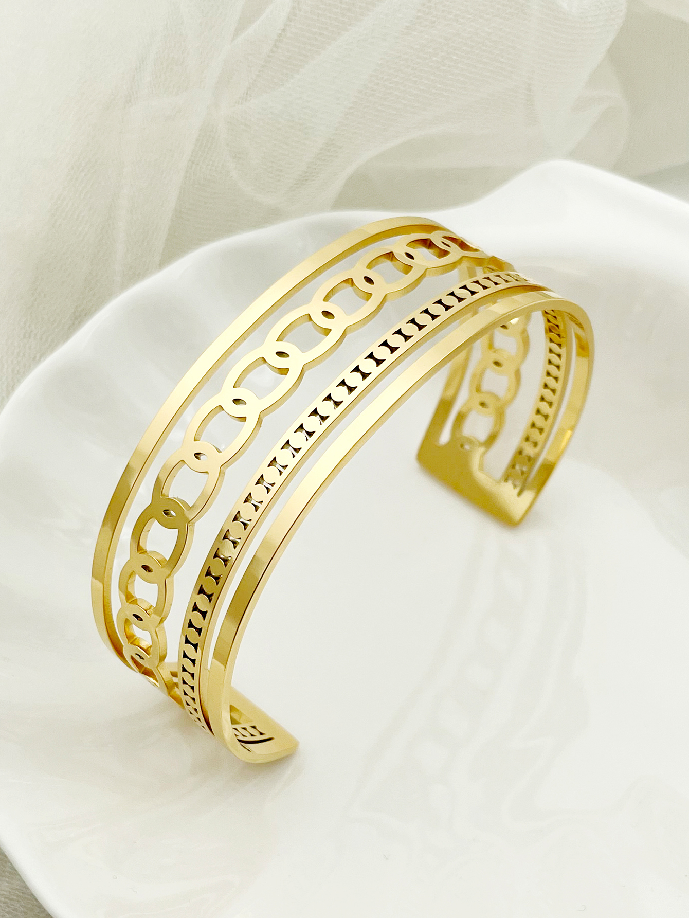 Lady French Style Solid Color 304 Stainless Steel 14K Gold Plated Bangle In Bulk display picture 2