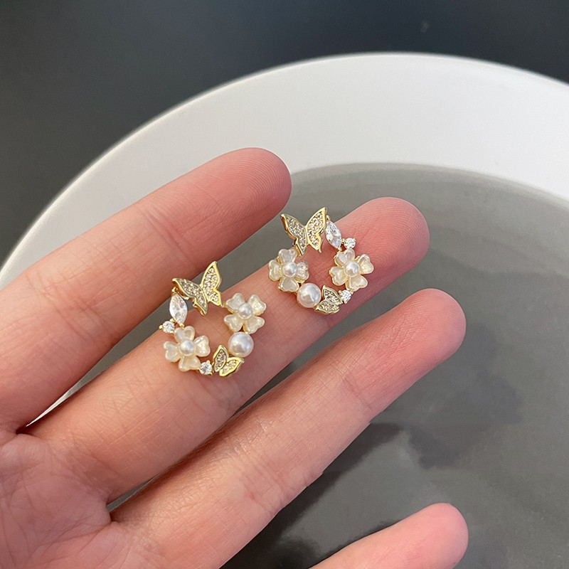 Sweet Flower Butterfly Alloy Inlay Artificial Pearls Rhinestones Shell Women's Ear Studs display picture 7
