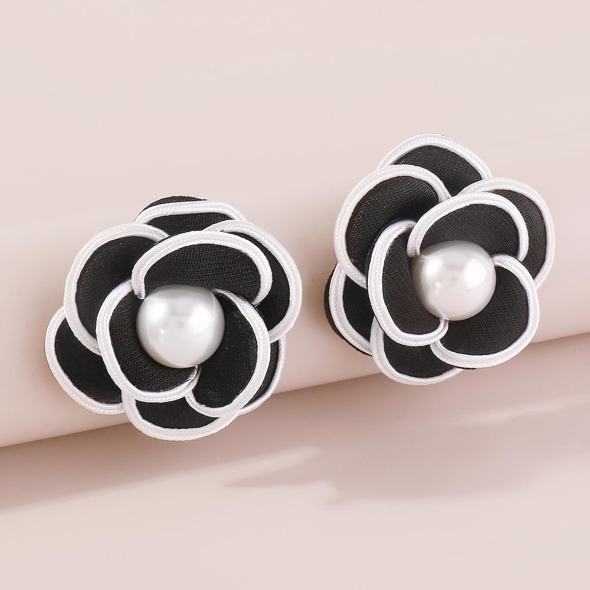 Elegant Vintage Style Lady Flower Imitation Pearl Cloth Women's Ear Studs display picture 3