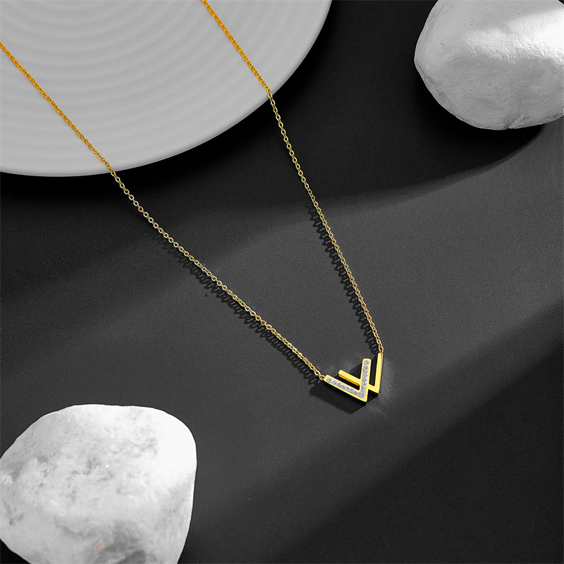 Acero Titanio Estilo Simple Embutido Forma V Diamantes De Imitación Collar display picture 2