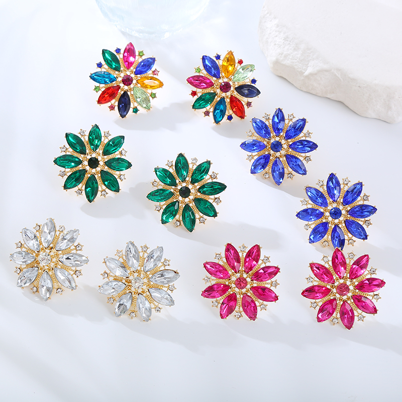 Lujoso Flor Aleación Embutido Diamantes De Imitación Chapado En Oro Mujeres Pendientes display picture 2