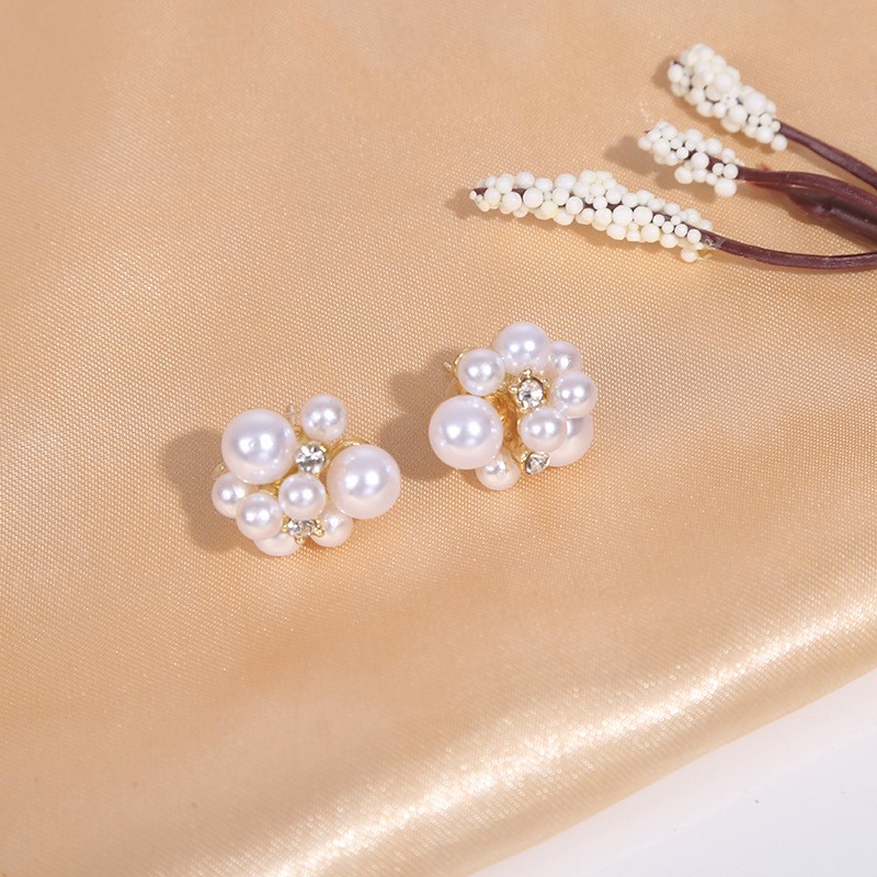 Estilo Ig Dulce Flor Aleación Enchapado Embutido Perlas Artificiales Diamantes De Imitación Chapado En Oro Mujeres Pendientes display picture 3