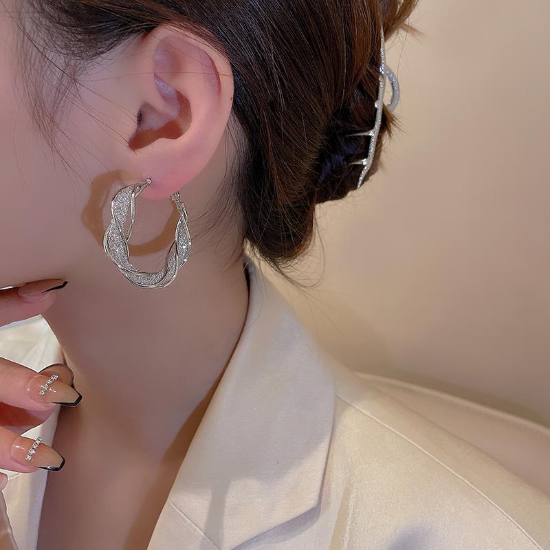 1 Pair Elegant Glam C Shape Three-dimensional Hollow Out Artificial Crystal Alloy Hoop Earrings display picture 5