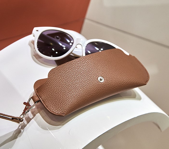 Fashion Pvc Double-sided Leather Glasses Protective Case Portable Leather Mirror Clip Halter Glasses Case Anti-lost Glasses Protective Case display picture 2