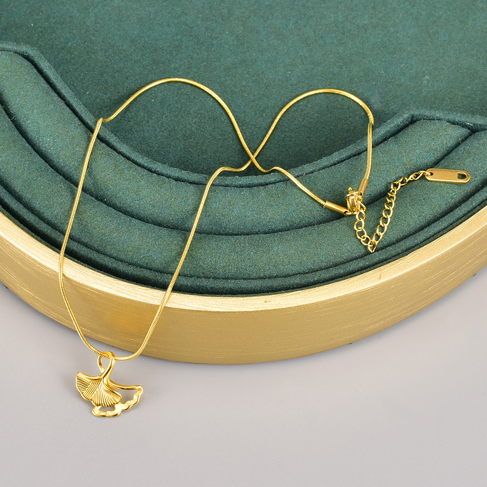 Elegant Ginkgo-blatt Titan Stahl Überzug 18 Karat Vergoldet Halskette Mit Anhänger display picture 2