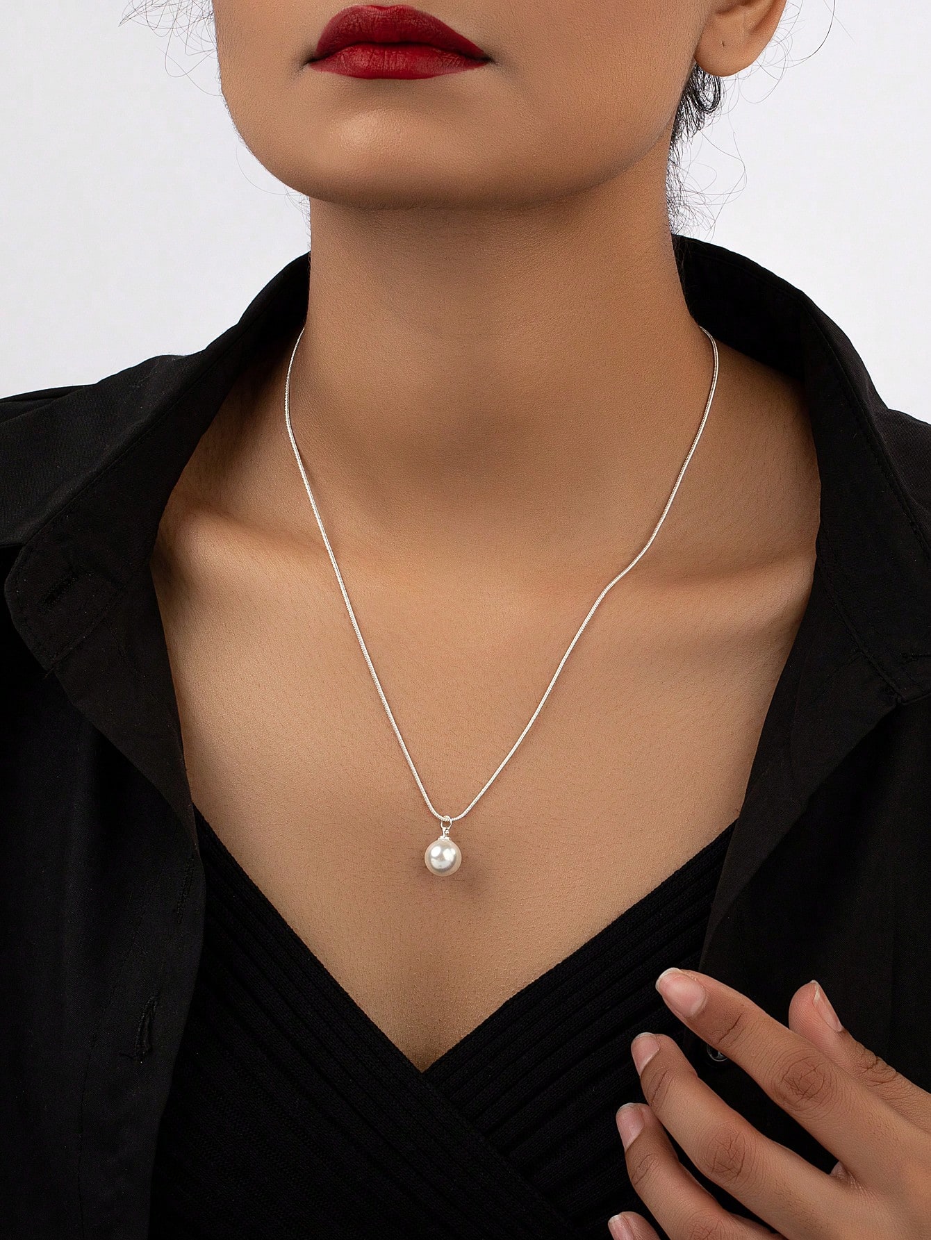 Elegant Einfacher Stil Ball Legierung Inlay Künstliche Perlen Versilbert Frau Halskette Mit Anhänger display picture 1