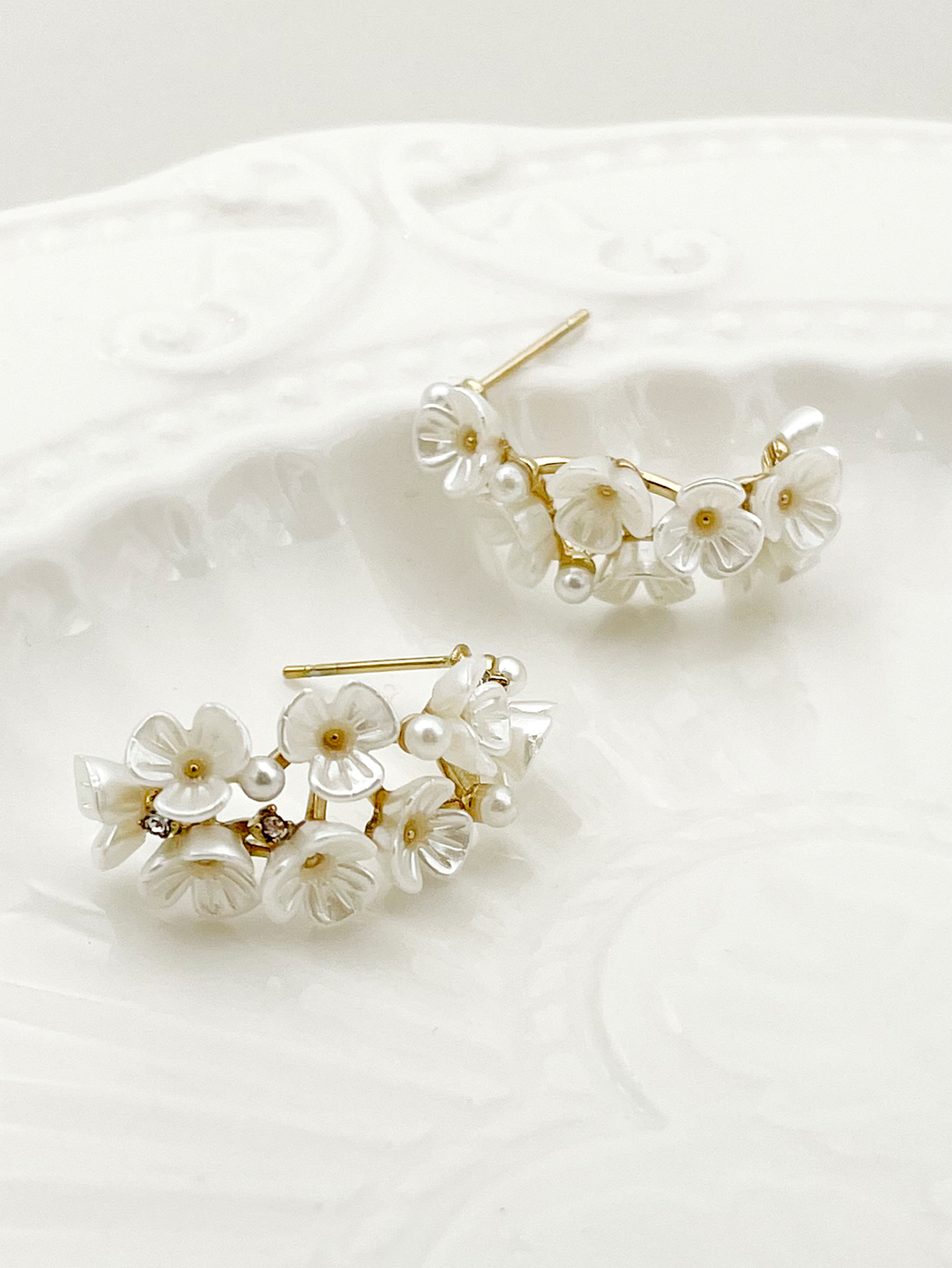 1 Pair Elegant Flower Plating Inlay 304 Stainless Steel Pearl Shell 14K Gold Plated Ear Studs display picture 1