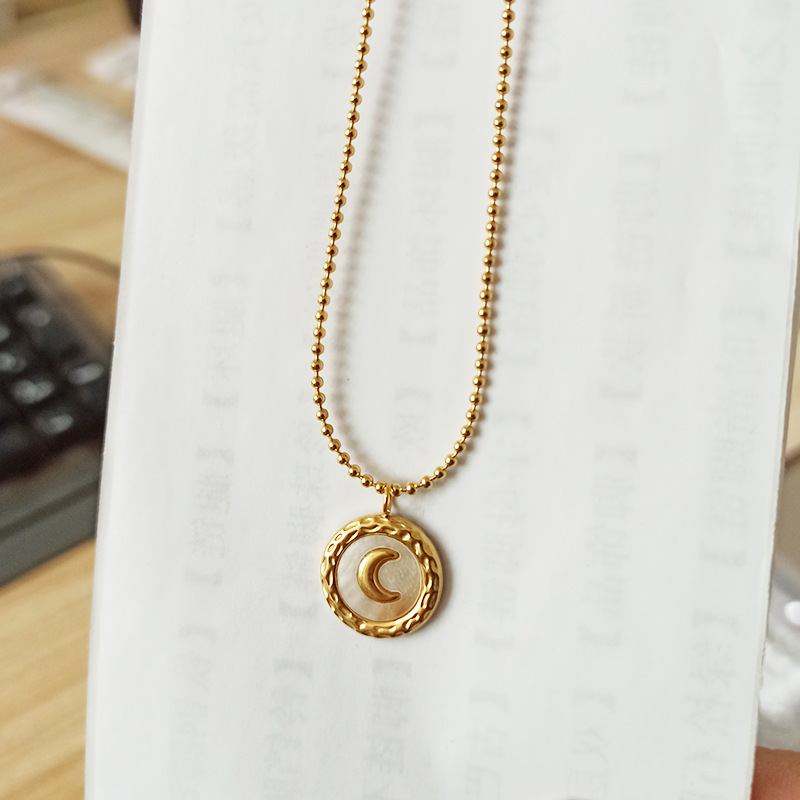 Simple Style Moon Titanium Steel Plating 18k Gold Plated Pendant Necklace display picture 1