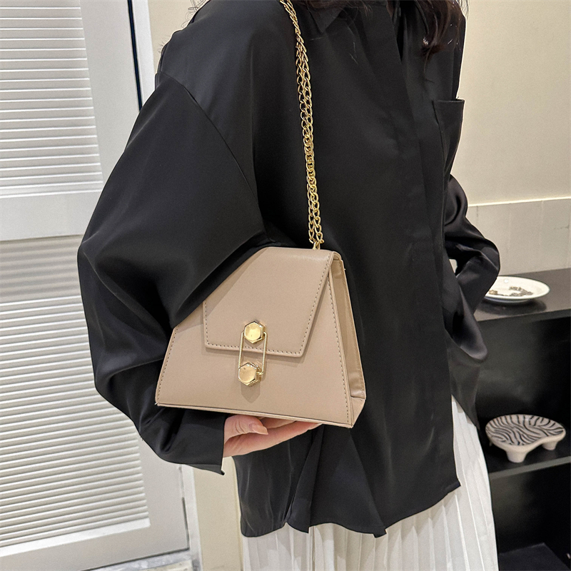 Women's Pu Leather Solid Color Elegant Cute Square Flip Cover Shoulder Bag Crossbody Bag display picture 3