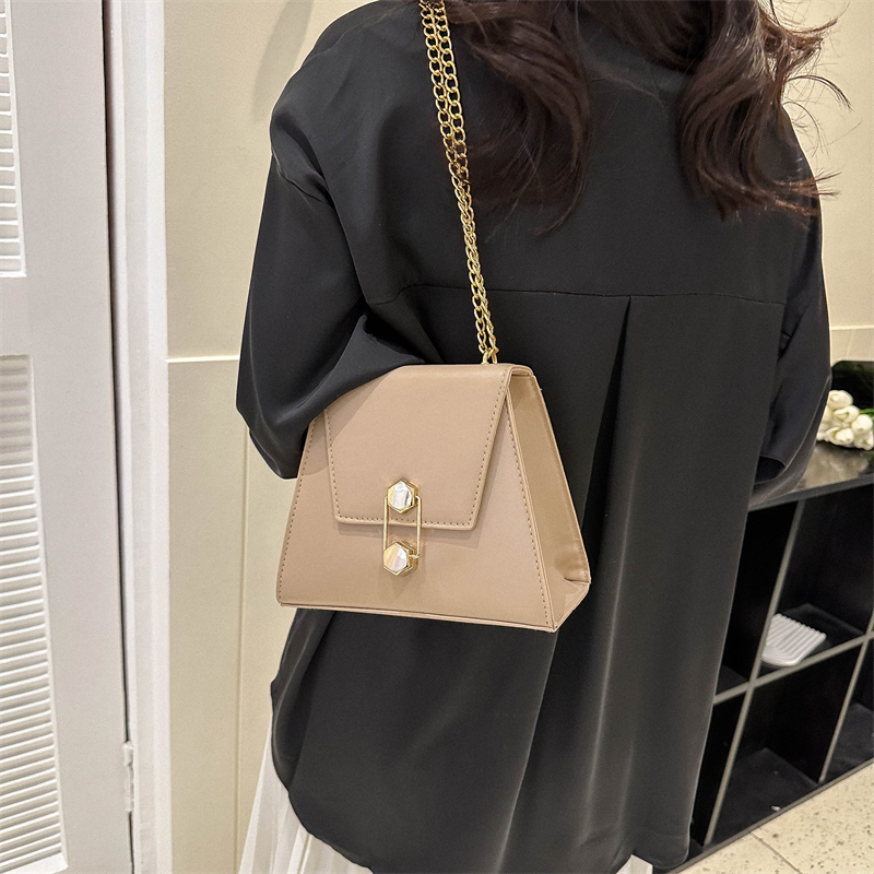 Women's Pu Leather Solid Color Elegant Cute Square Flip Cover Shoulder Bag Crossbody Bag display picture 5