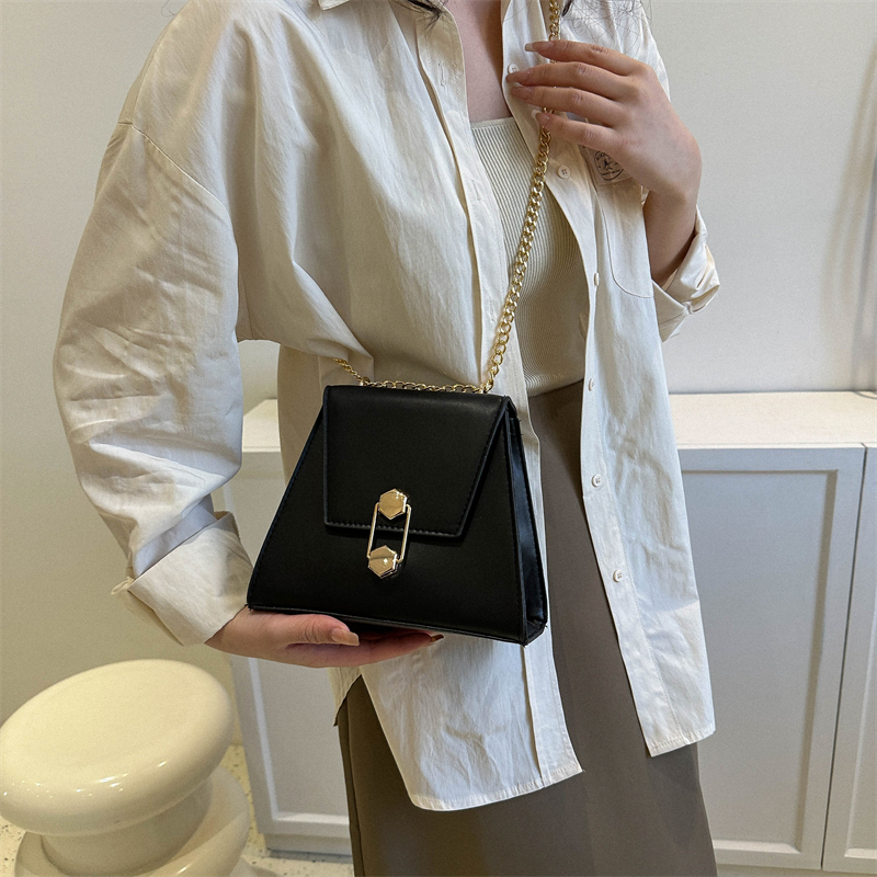 Women's Pu Leather Solid Color Elegant Cute Square Flip Cover Shoulder Bag Crossbody Bag display picture 4