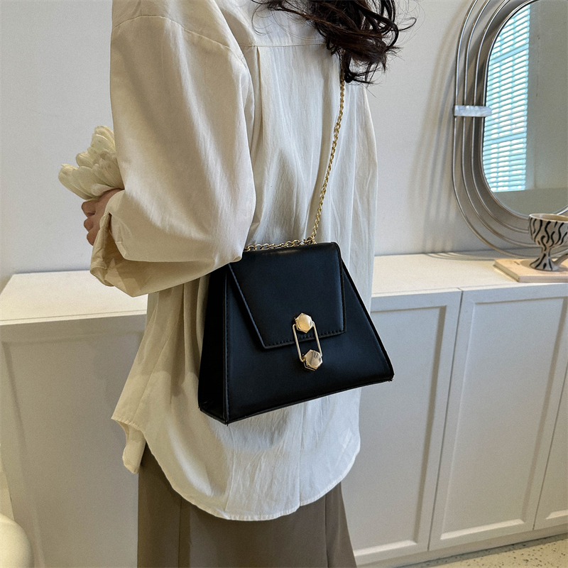 Women's Pu Leather Solid Color Elegant Cute Square Flip Cover Shoulder Bag Crossbody Bag display picture 10