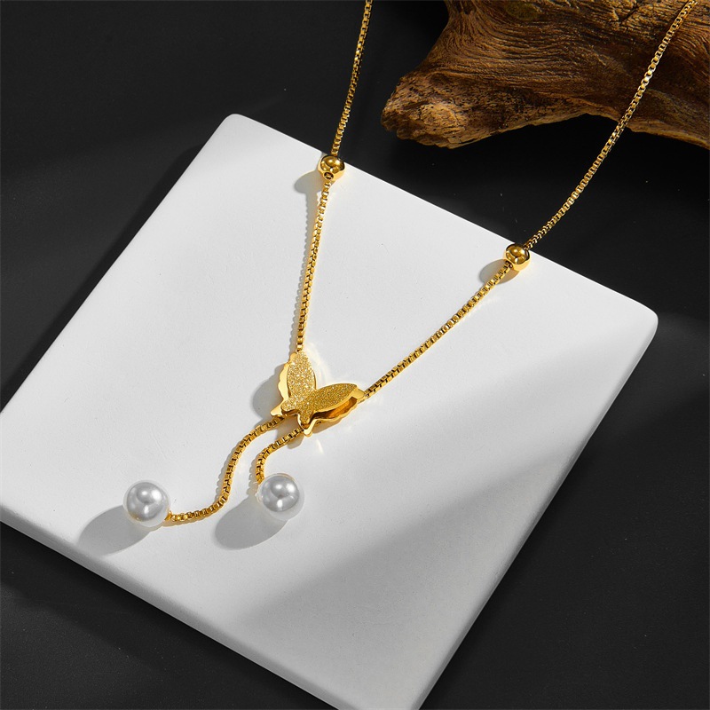 Simple Style Butterfly Imitation Pearl Titanium Steel Pendant Necklace display picture 4