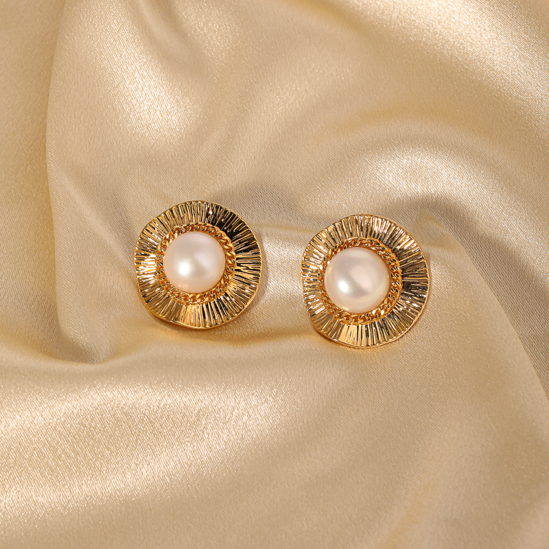 1 Pair Classical Retro Geometric Plating Inlay Copper Artificial Pearls 18k Gold Plated Ear Studs display picture 2