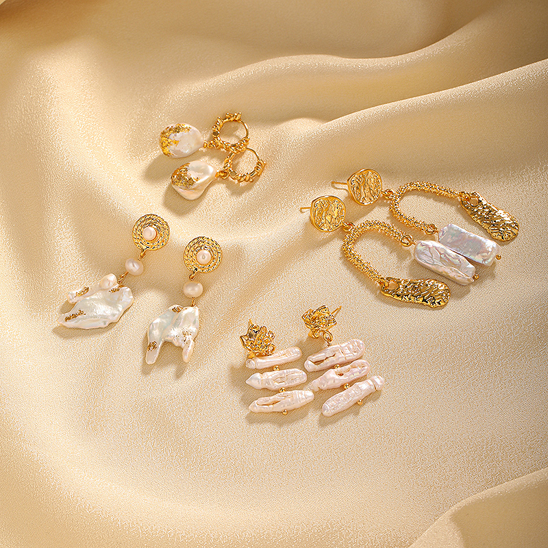 1 Paar Klassisch Luxuriös Geometrisch Inlay Kupfer Künstliche Perlen 18 Karat Vergoldet Tropfenohrringe display picture 1