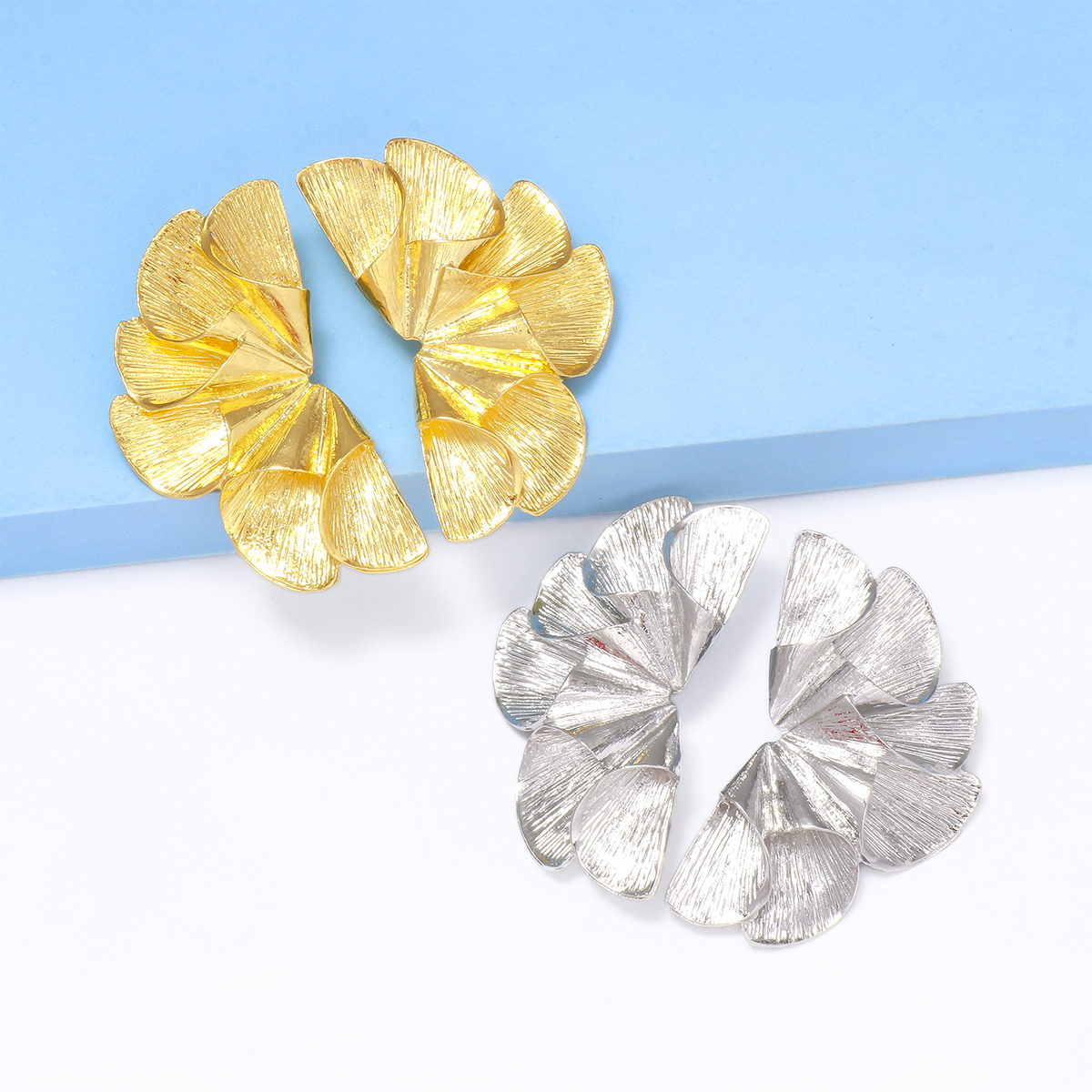 1 Pair Elegant Exaggerated Solid Color Alloy Ear Studs display picture 3
