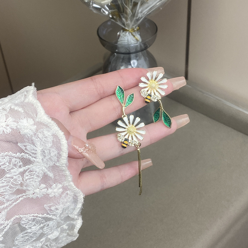 1 Pair Elegant Sweet Flower Bee Enamel Plating Inlay Copper Zircon 18k Gold Plated Drop Earrings display picture 6