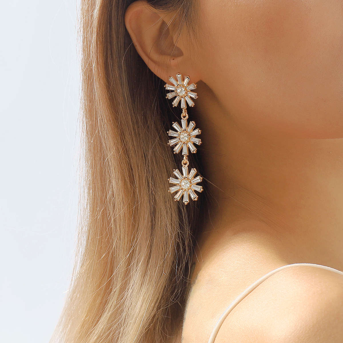 1 Pair Elegant Vintage Style Sweet Flower Inlay Alloy Artificial Diamond Drop Earrings display picture 3