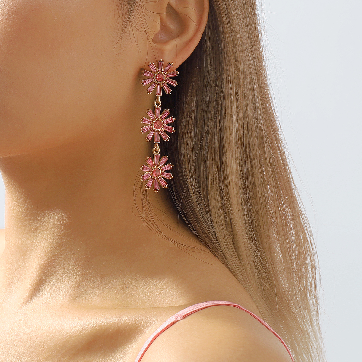 1 Pair Elegant Vintage Style Sweet Flower Inlay Alloy Artificial Diamond Drop Earrings display picture 15