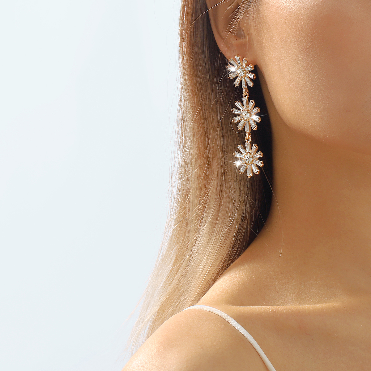 1 Pair Elegant Vintage Style Sweet Flower Inlay Alloy Artificial Diamond Drop Earrings display picture 12