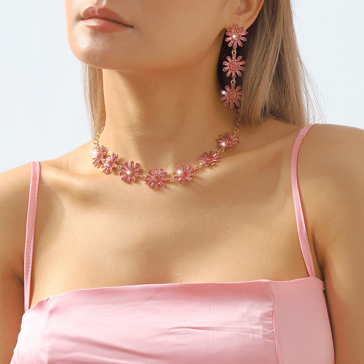 1 Pair Elegant Vintage Style Sweet Flower Inlay Alloy Artificial Diamond Drop Earrings display picture 18