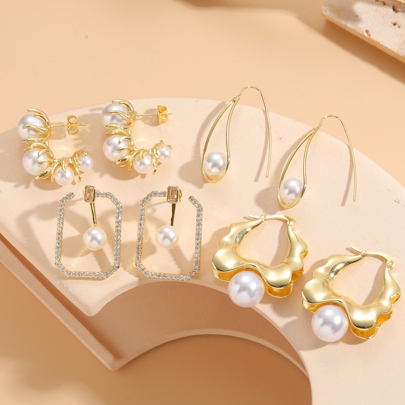 1 Pair Elegant Glam Irregular Asymmetrical Copper Pearl Zircon 14k Gold Plated Earrings display picture 1