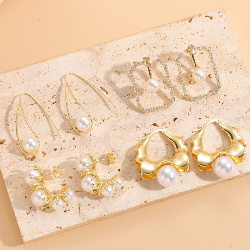 1 Paar Elegant Glam Irregulär Asymmetrisch Kupfer Perle Zirkon 14 Karat Vergoldet Ohrringe display picture 2