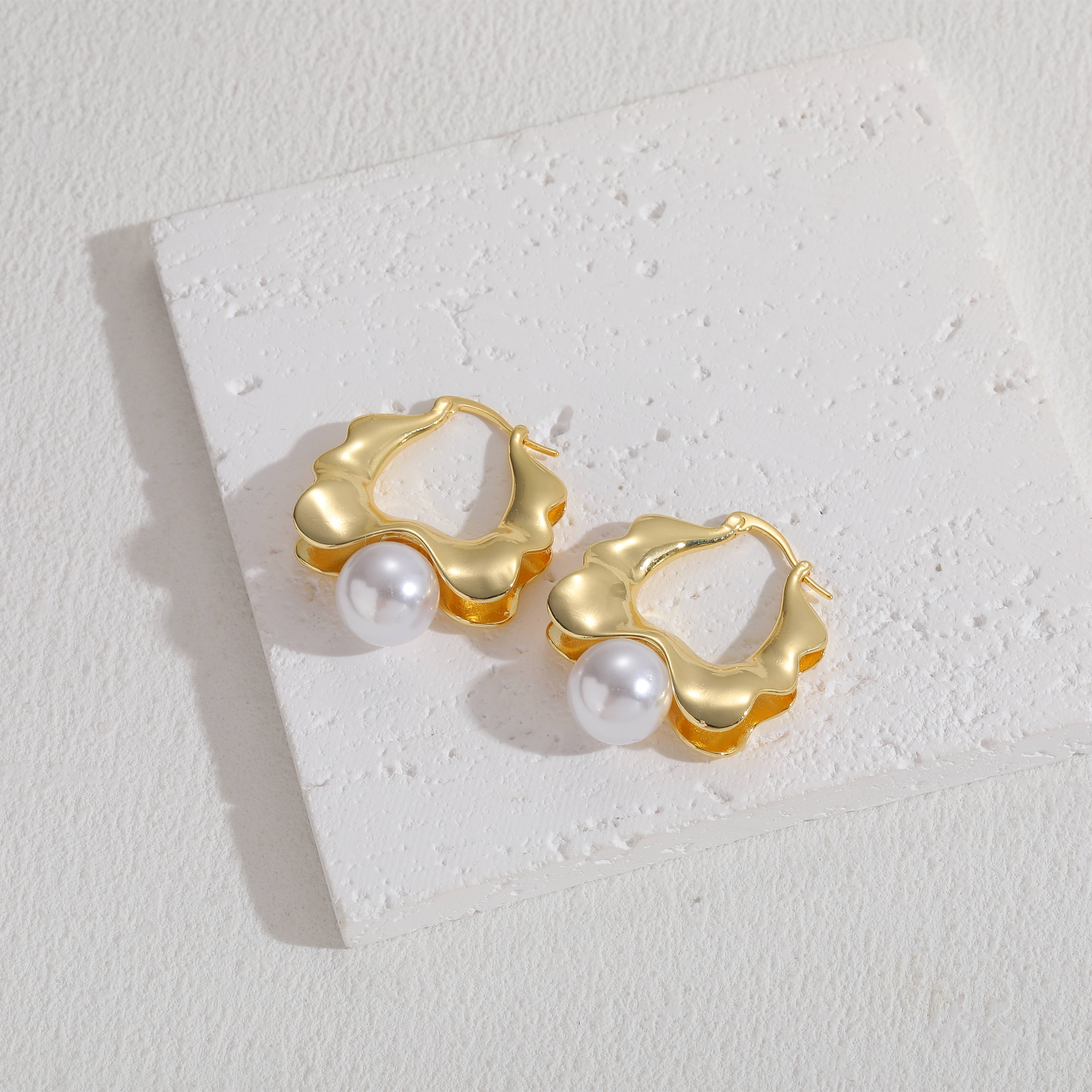 1 Pair Elegant Glam Irregular Asymmetrical Copper Pearl Zircon 14k Gold Plated Earrings display picture 5