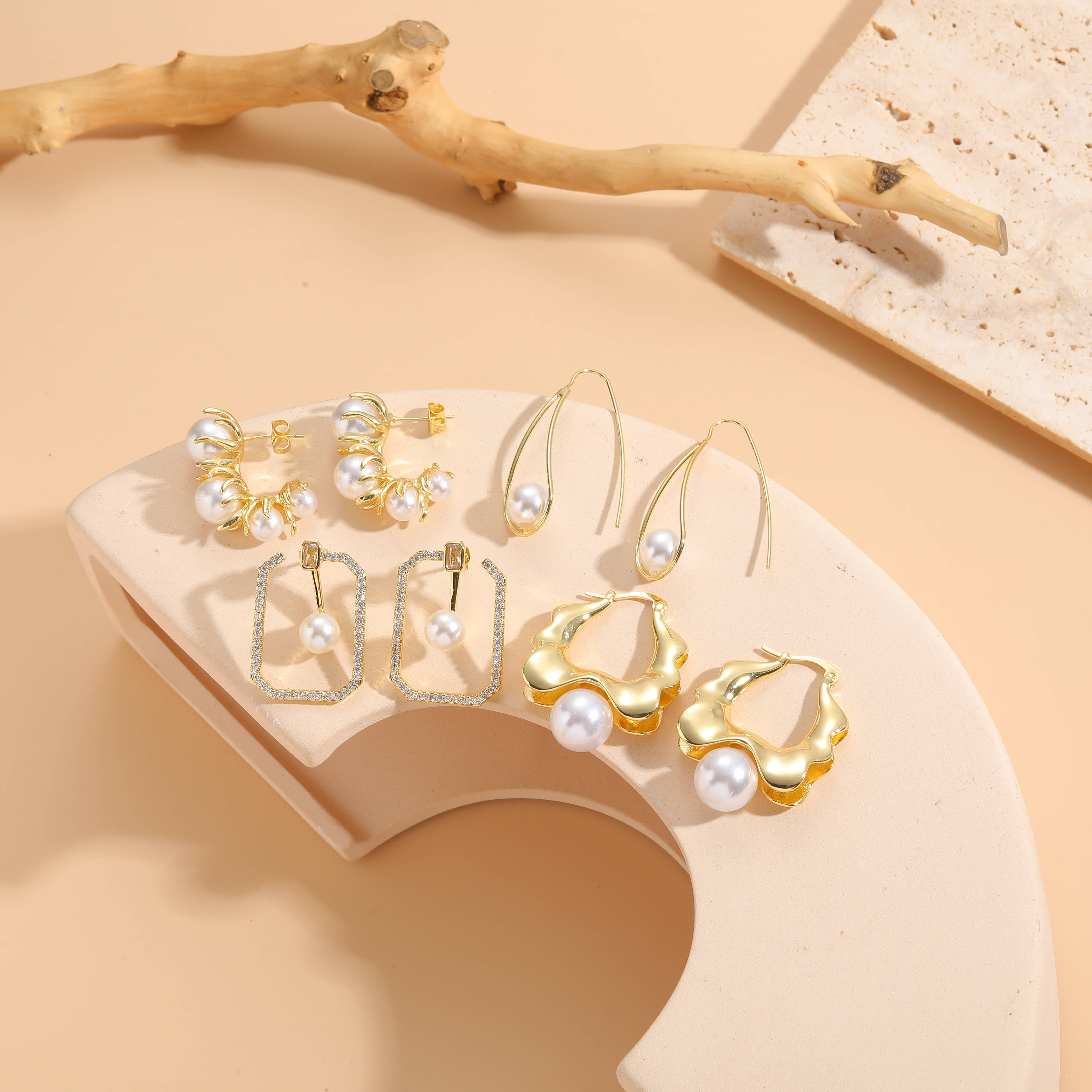 1 Paar Elegant Glam Irregulär Asymmetrisch Kupfer Perle Zirkon 14 Karat Vergoldet Ohrringe display picture 3
