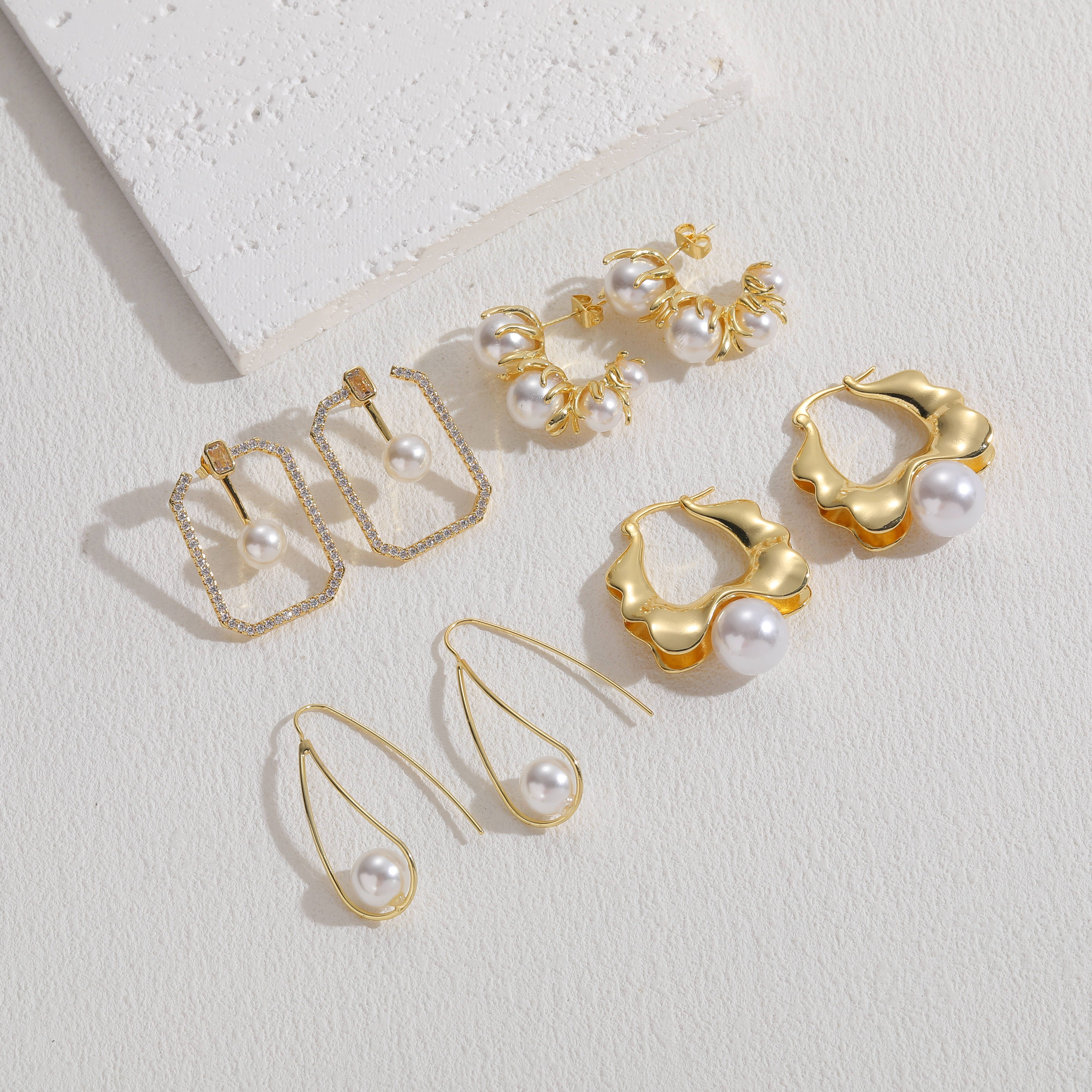 1 Paar Elegant Glam Irregulär Asymmetrisch Kupfer Perle Zirkon 14 Karat Vergoldet Ohrringe display picture 7