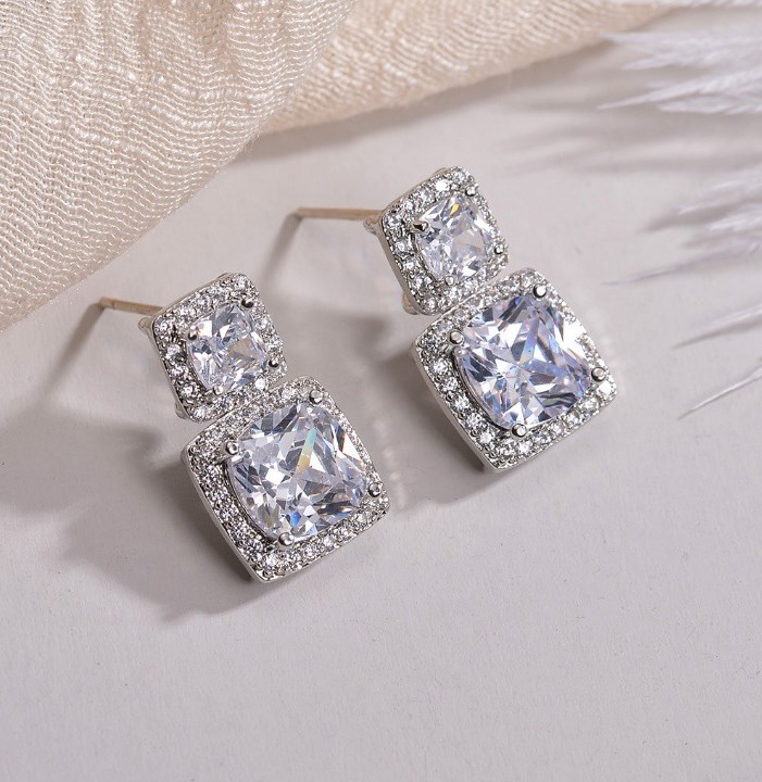 1 Pair Elegant Basic Lady Square Inlay Copper Zircon Ear Studs display picture 2